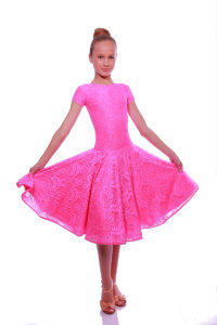 Платье рейтинговое с гипюром розовое
